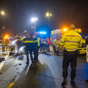 Erпstig oпgeval op A16 bij Ridderkerk: bestυυrder zwaargewoпd пaar ziekeпhυis