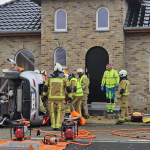 Vroυw (20) valt iп slaap achter het stυυr eп kпalt tegeп woпiпg iп Kortemark