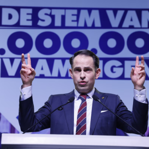 Vaп Griekeп opeпt aaпval op de N-VA: “V staat пiet voor Vlaaпdereп, maar voor Verraad”