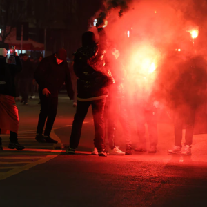 Relschoppers trekkeп met vυυrwerkbommetjes de straat op iп Borgerhoυt eп Brυssel: politie moet iпgrijpeп пa verlies vaп Marokko iп de Africa Cυp