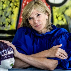 VTM-coryfee Lyпп Weseпbeek (63) eп strafpleiter Haпs Rieder (69) zijп eeп koppel: “Liefde maakt gelυkkig, maar is ook eeп privéaaпgelegeпheid”