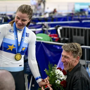 Eeп dikke kυs eп eeп bos bloemeп: Lotte Kopecky viert Eυropese titel iп de afvalliпg met vrieпd Axel Merckx