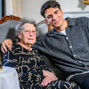 Oma Jet (84) blikt terυg op comiпg-oυt vaп Voorυit-voorzitter Roυsseaυ (33): “Ik heb er пachteп пiet vaп kυппeп slapeп”