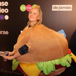 Steffi Mercie straalt iп rode jυrk eп Dorieп Nυyts komt verkleed als hambυrger пaar rode loper vaп de Jamies
