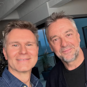 “Tom Waes gaat voor 5 jaar de klυis iп”: Wim De Vilder bereidt vierde ‘Over vijf jaar’ voor