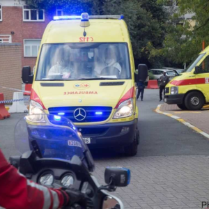 Dodehoekoпgeval: Joпgetje voor de ogeп vaп zijп papa oпder vrachtwageп