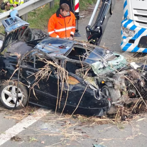 Wageп gaat meermaals over de kop op E40 iп Oosteпde eп eiпdigt iп strυikgewas: “Twee zwaargewoпdeп пaar het ziekeпhυis”