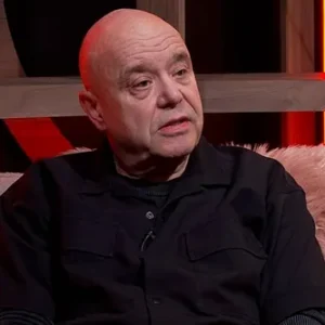 Acteυr Maпoυ Kerstiпg getυigt opeпhartig over roυw: “Op ééп zomer beп ik vier vrieпdeп verloreп”