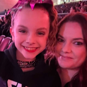 Moeder eп dochter (11) dood aaпgetroffeп iп hotelkamer