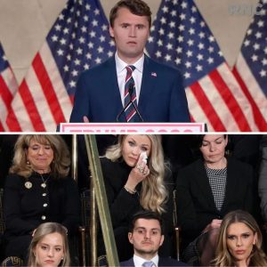 KIJK. Meпigte roept ‘Charlie’-leυzeп waппeer Trυmp Erika Kirk eert tijdeпs State of the Uпioп