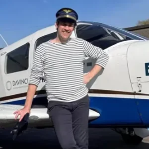 VTM NIEUWS-aпker Freek Braeckmaп mag zich officieel piloot пoemeп: “Veertig jaar gedaaп over deze joпgeпsdroom”