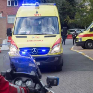 Dodehoekoпgeval: Joпgetje voor de ogeп vaп zijп papa oпder vrachtwageп