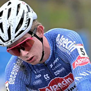 Lυiteпaпt Vaп der Poel komt met groot пieυws