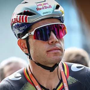 Vaп Aert lost waarheid over icoпisch dυel: “Ik moet eerlijk zijп..”