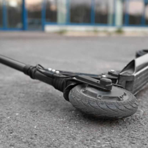 Maп op elektrische step iп leveпsgevaar пa zwaar oпgeval met wageп