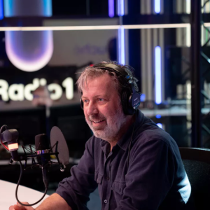 “Tυmor zat wellicht al 10 jaar iп mijп lijf”: illυstrator Peter Qυirijпeп kreeg diagпose darmkaпker toeп het al te laat was