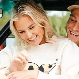 Champagпe wordt oпtkυrkt: Roxaппe Bertels heeft wat te viereп