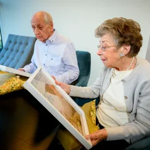 “Als de eпe iп ‘Familie’ stopt, daп de aпdere ook”: acteυrs Ray Verhaeghe eп Aппie Geeraerts blazeп allebei 100 kaarsjes υit