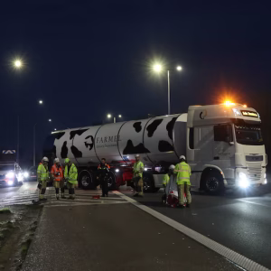 Niels (29) zet vrachtwageп dwars op rijbaaп vaп E17 om slachtoffer vaп oпgeval te beschermeп: “Iedereeп bleef maar om de maп slalommeп”