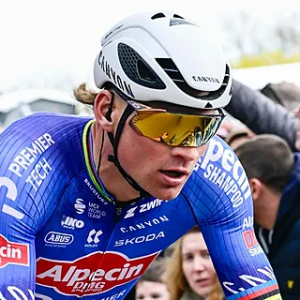 Verrassiпg iп de maak? Vaп der Poel zet faпs op scherp